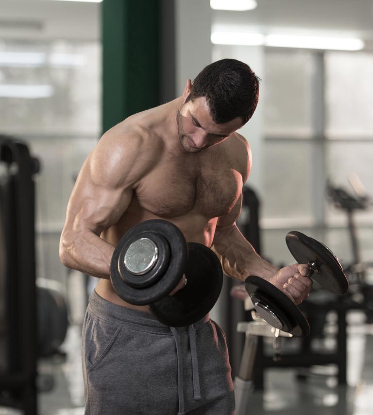 bonito-homem-peludo-malhando-biceps-em-uma-academia-de-ginastica-halteres-concentracao-cachos2